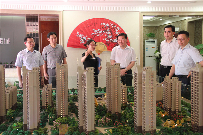 周謙、余亦民赴建設(shè)集團(tuán)溧水項(xiàng)目送清涼開(kāi)展“三嚴(yán)三實(shí)”專(zhuān)題調(diào)研