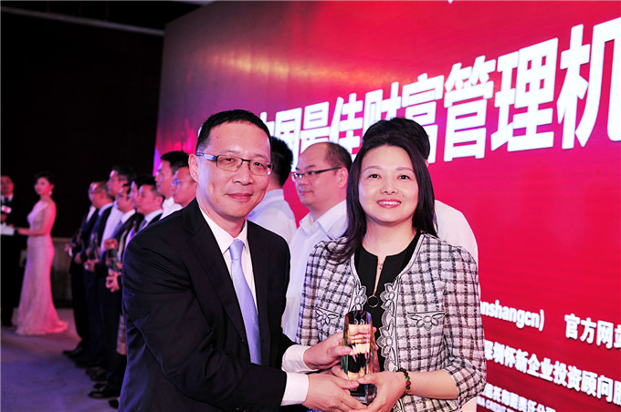 弘業(yè)期貨總經(jīng)理周劍秋榮膺 “2016中國(guó)期貨資管領(lǐng)軍人物”