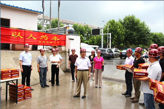 控股集團領(lǐng)導(dǎo)到一線為員工“送清涼”