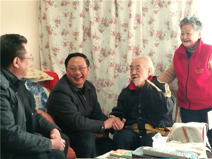 控股集團領(lǐng)導看望離退休老同志及困難職工