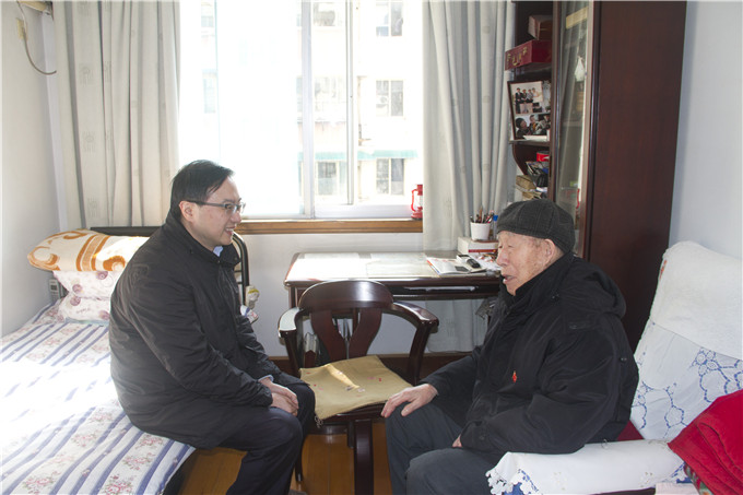 控股集團領(lǐng)導看望離退休老同志及困難職工