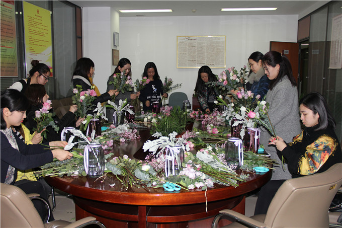 蘇豪投資組織女員工三八節(jié)開展插花活動