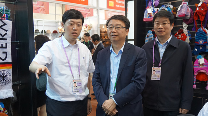 江蘇省國資委副主任李琨視察控股集團(tuán)廣交會展位