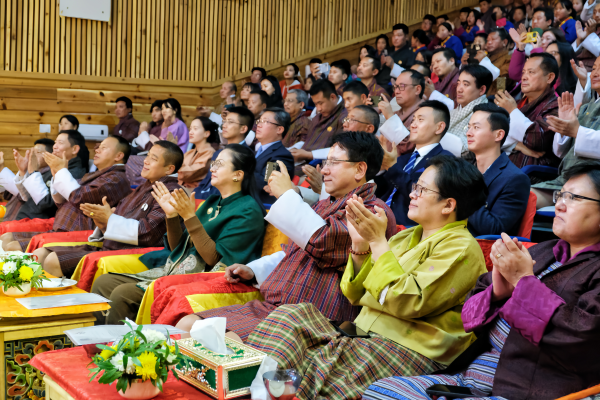 圖片2：嘉賓，駐印度使館臨時(shí)代辦馬珈、公使銜參贊王新明、國家委員會(huì)主席、國民議會(huì)議長等觀看演出_副本.png